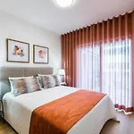 Coolhouses Lagos, 2 Bed Stylish City Flat, Rooftop Shared Pool, Clayheart
