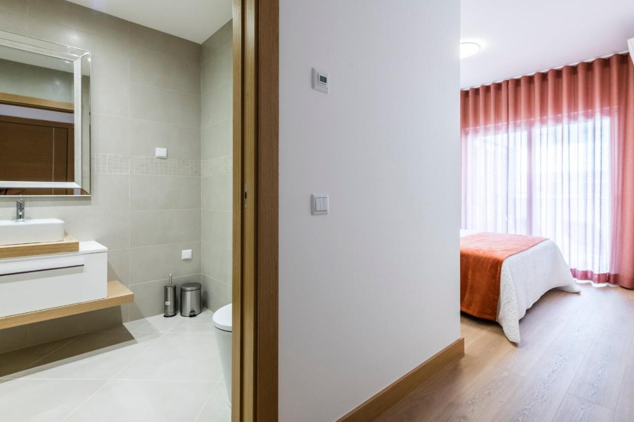 Coolhouses Lagos, 2 Bed Stylish Flat, Rooftop Shared Pool, Clayheart Lagos