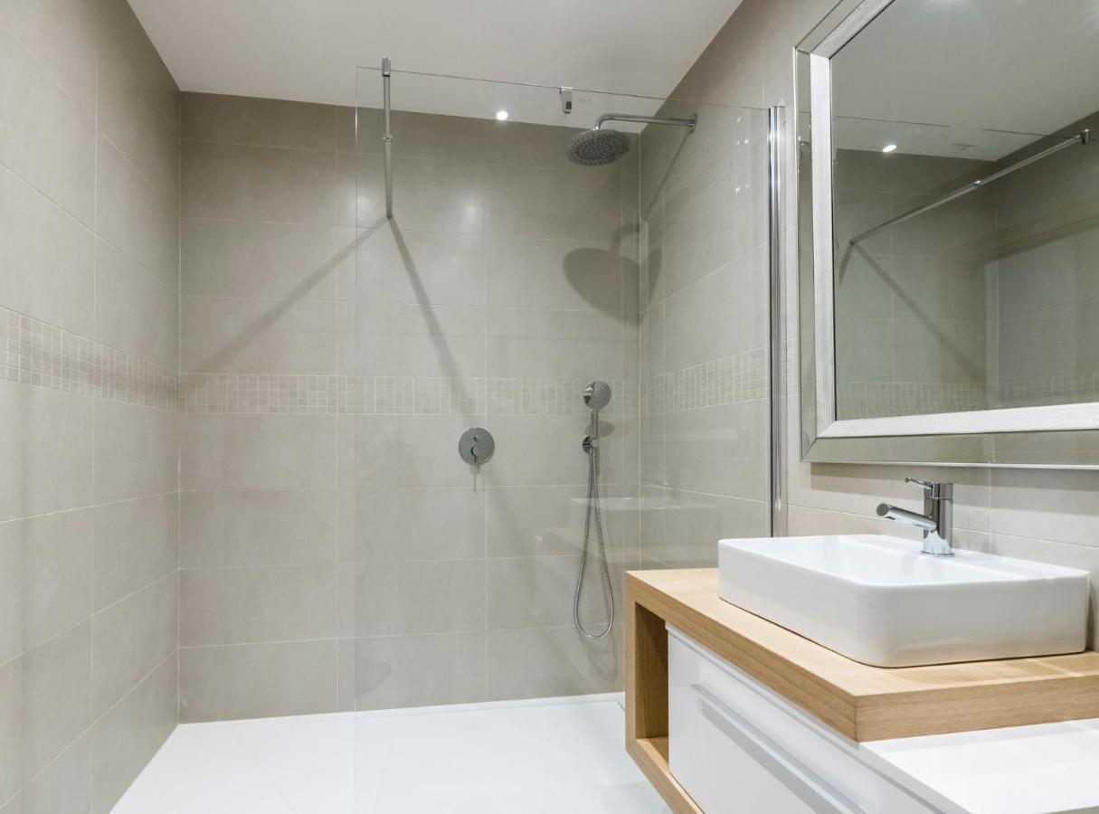 Coolhouses Lagos, 2 Bed Stylish Flat, Rooftop Shared Pool, Clayheart