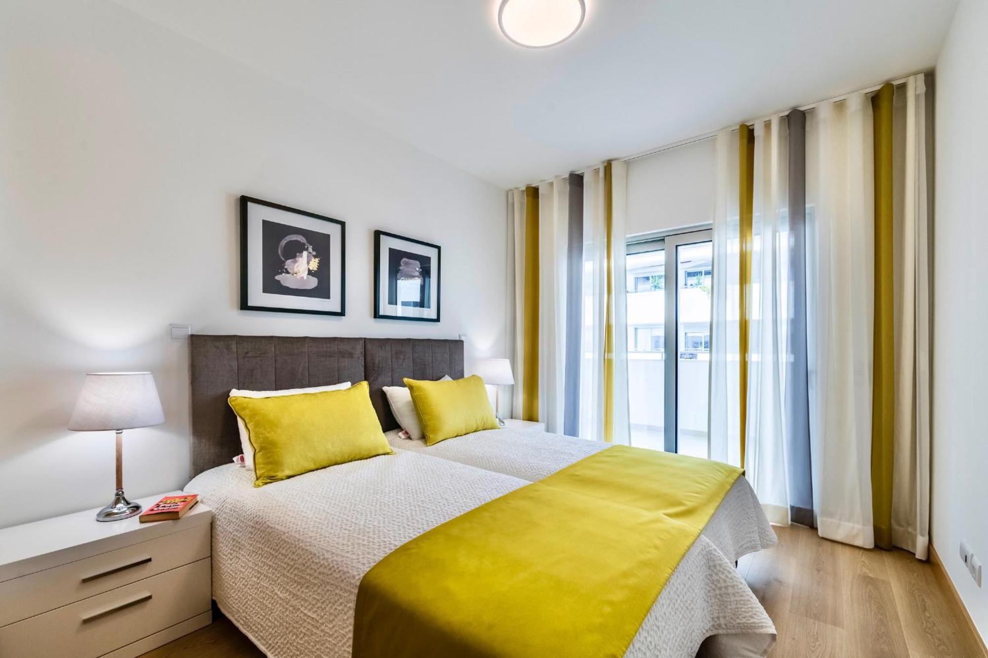 Coolhouses Lagos, 2 Bed Stylish Flat, Rooftop Shared Pool, Clayheart Apartment Lagos