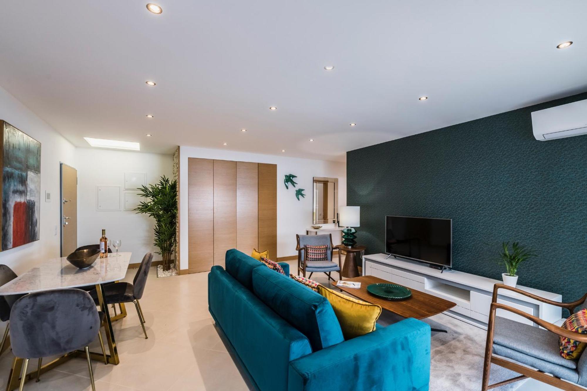 Coolhouses Lagos, 2 Bed Stylish Flat, Rooftop Shared Pool, Clayheart *